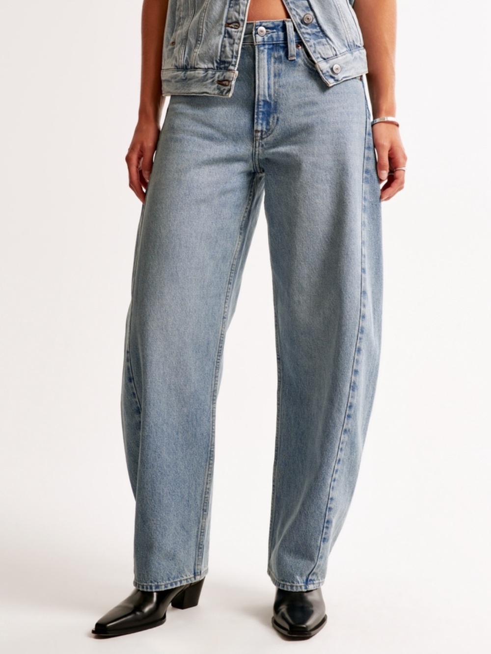 Abercrombie & Fitch Light Wash Mid-Rise Barrel Jeans Curve Love 27 S